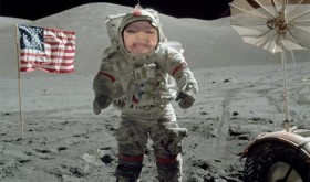 fotomontajeonlinedeunastronautaenlaluna